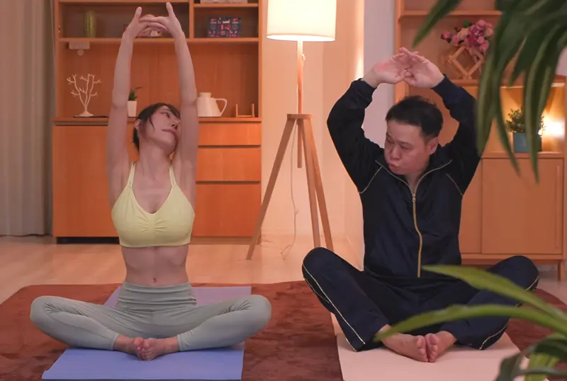 Shino Mayu playing a yoga instructor