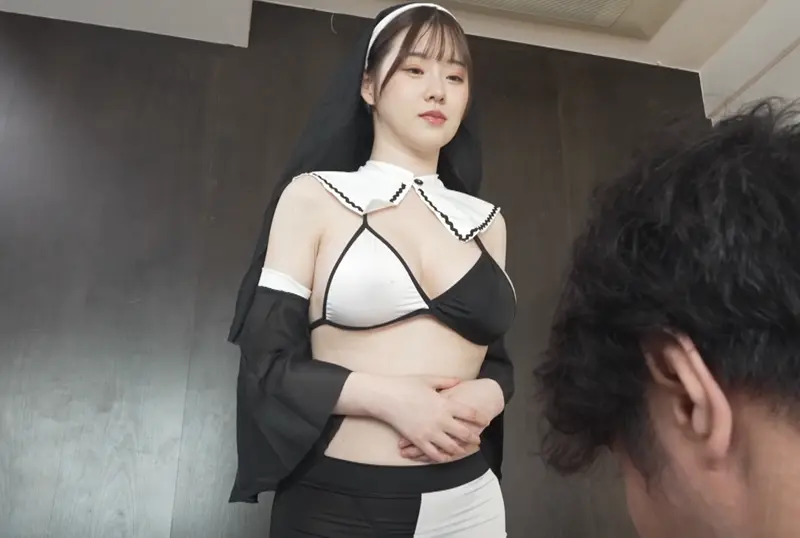 Marumo Rea cosplaying as a nun