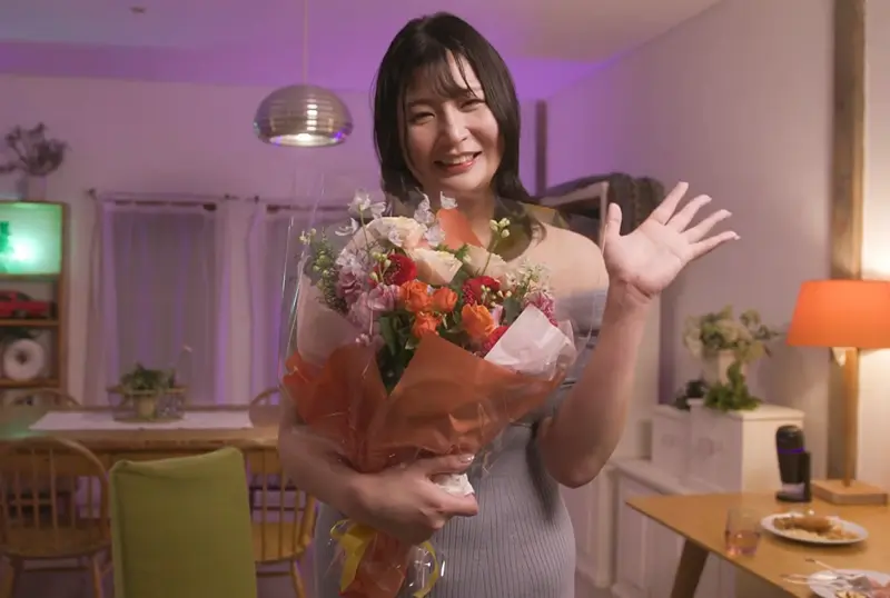 Seta Ichika with her retirement flowers