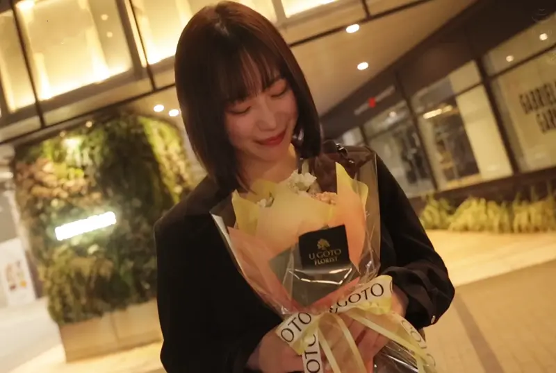 Mitani Akane getting her flowers